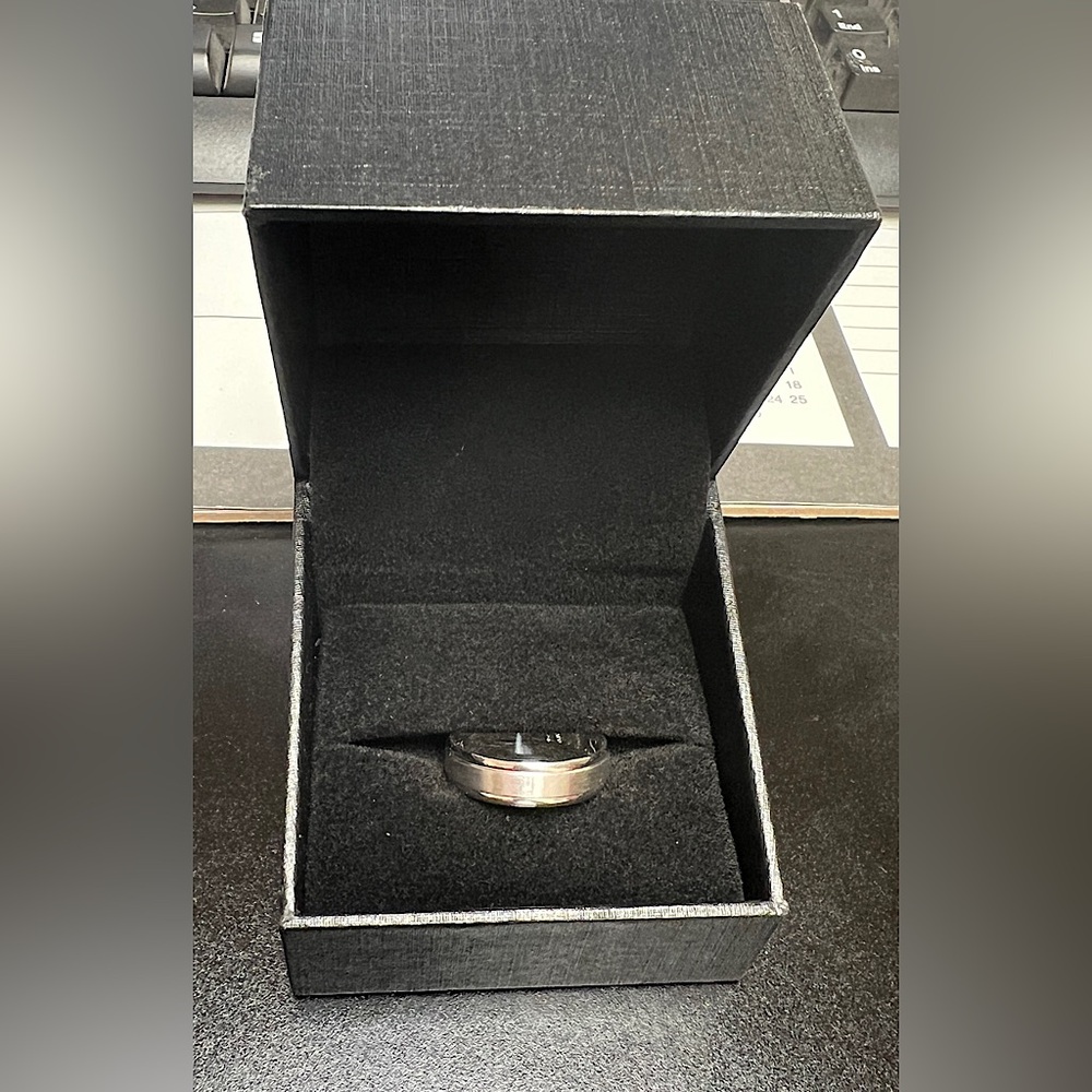 Kay jewelry Men’s wedding Band 10K white Gold 6mm / size 10.5 Brand New